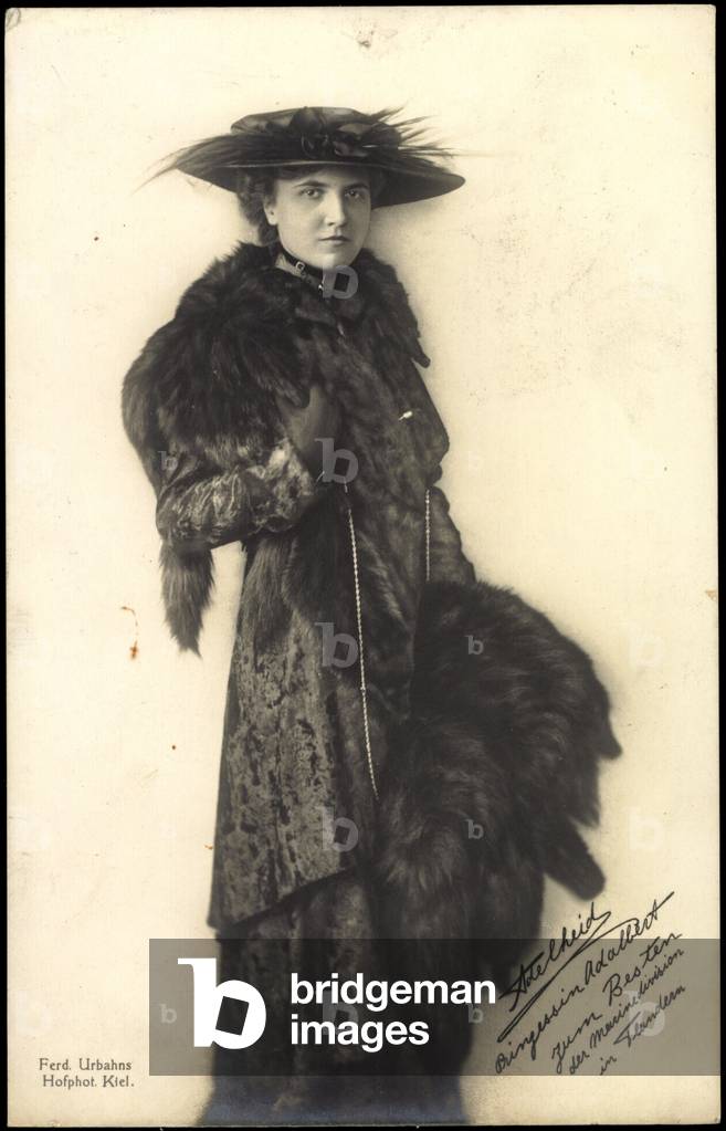 Prinzessin Adelheid von Preußen in schwarzem Kleid