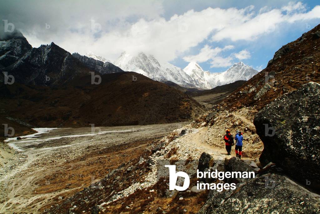 Bild von Fotografie "Tracker folgen dem Weg zum Basislager Mt Everest"