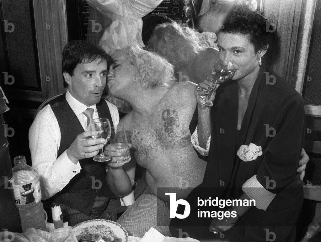 Fake wedding between Thierry Le Luron and Coluche, at the Fouquet's, Paris, September 25, 1985 (b/w photo)