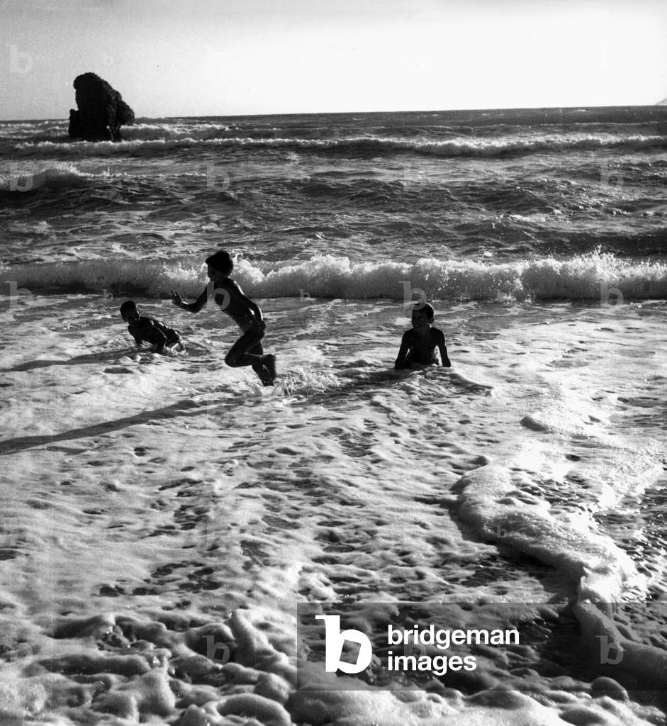 Kinder spielen im Meer auf der Insel Ponza (s/w Foto)