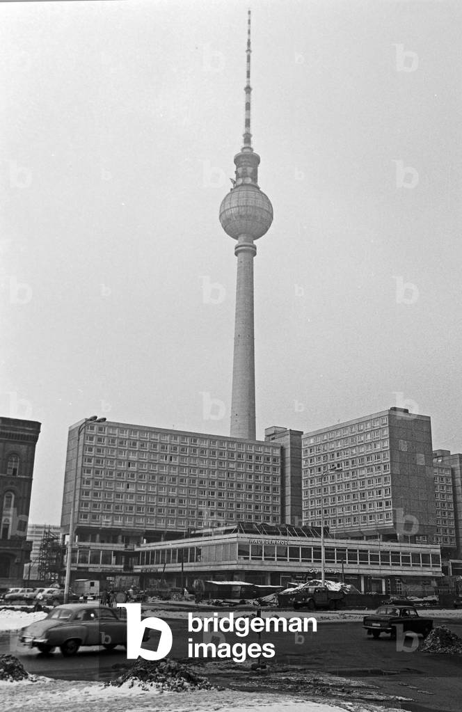 Gebäude in der Nähe von Haus des Lehrers Gebäude am Alexanderplatz und Fernsehturm im östlichen Teil Berlins, 