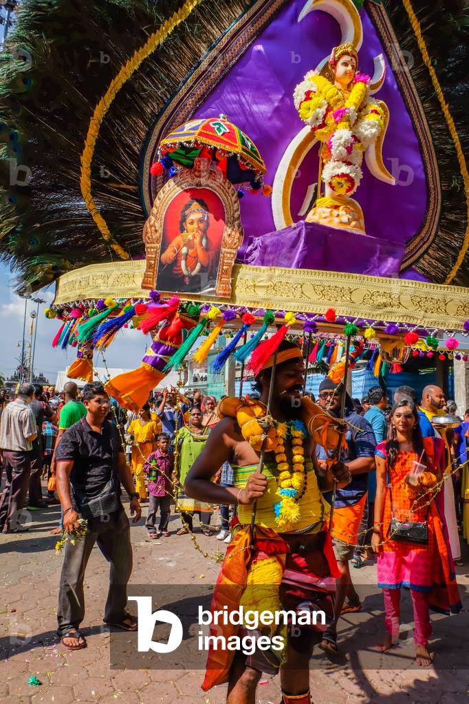 Thaipusam Festival: Giovane ragazzo in trance alle grotte di Batu, Kuala Lumpur, Malesia