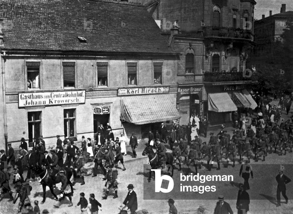 Image of Photography depicting British troops march through Opole during the Polish uprising 1921, b/w