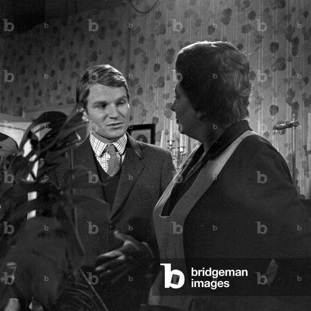 "Hinter diesen Mauern", b/w