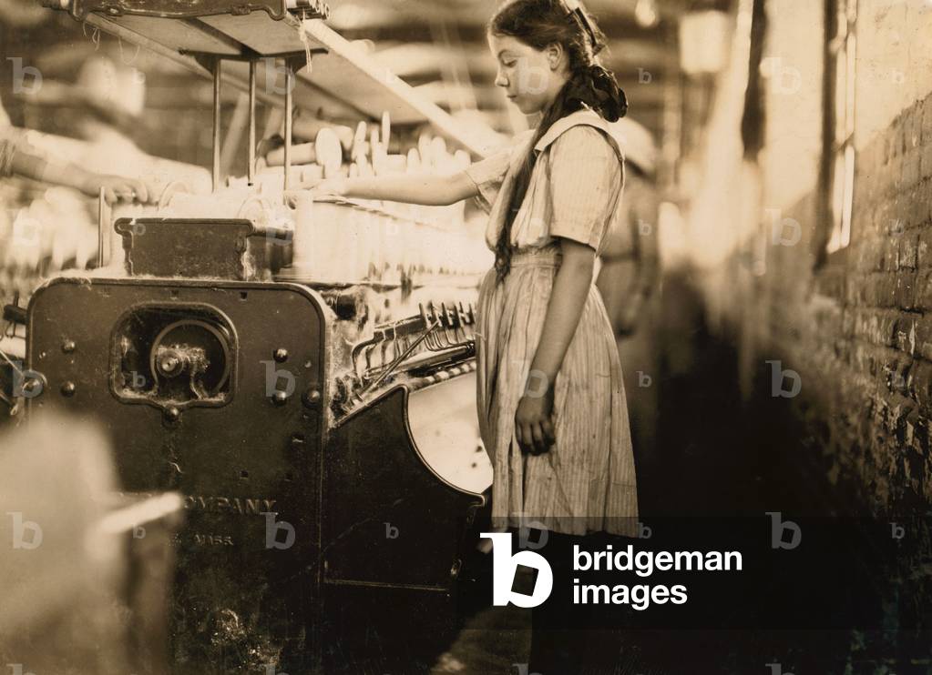 Immagine di Fotografia "Giovane ragazza che lavora come spooling a Cotton Mill" di Lewis Wickes Hine, b/w