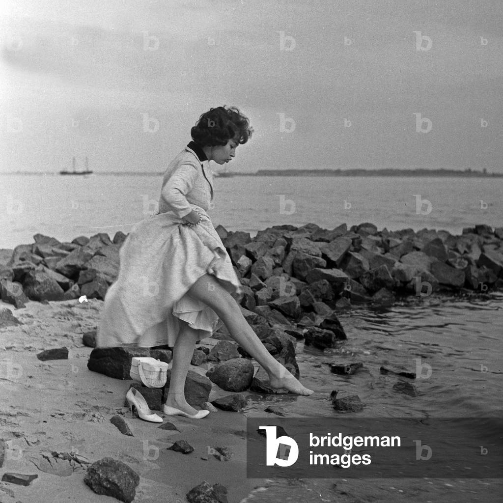 Cantante schlager tedesco Evi Kent sulla riva del fiume Elba ad Amburgo, Germania anni '50