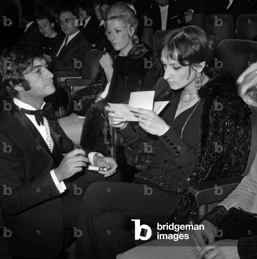 L'acteur français Jean Claude Brialy et la chanteuse Barbara (Monique Andree Serf) à la première du chanteur -