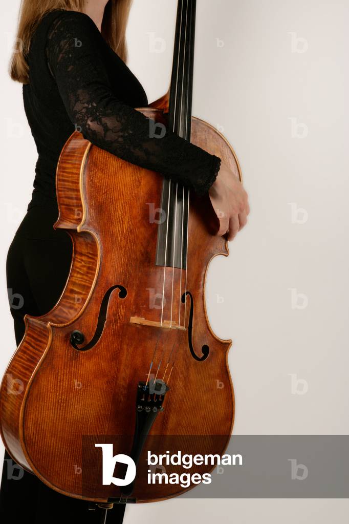 Jeune femme en concert noir