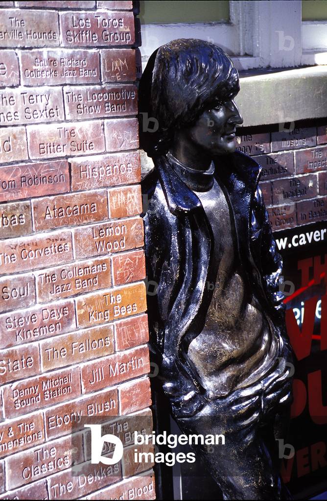 Statua fuori Caverna con