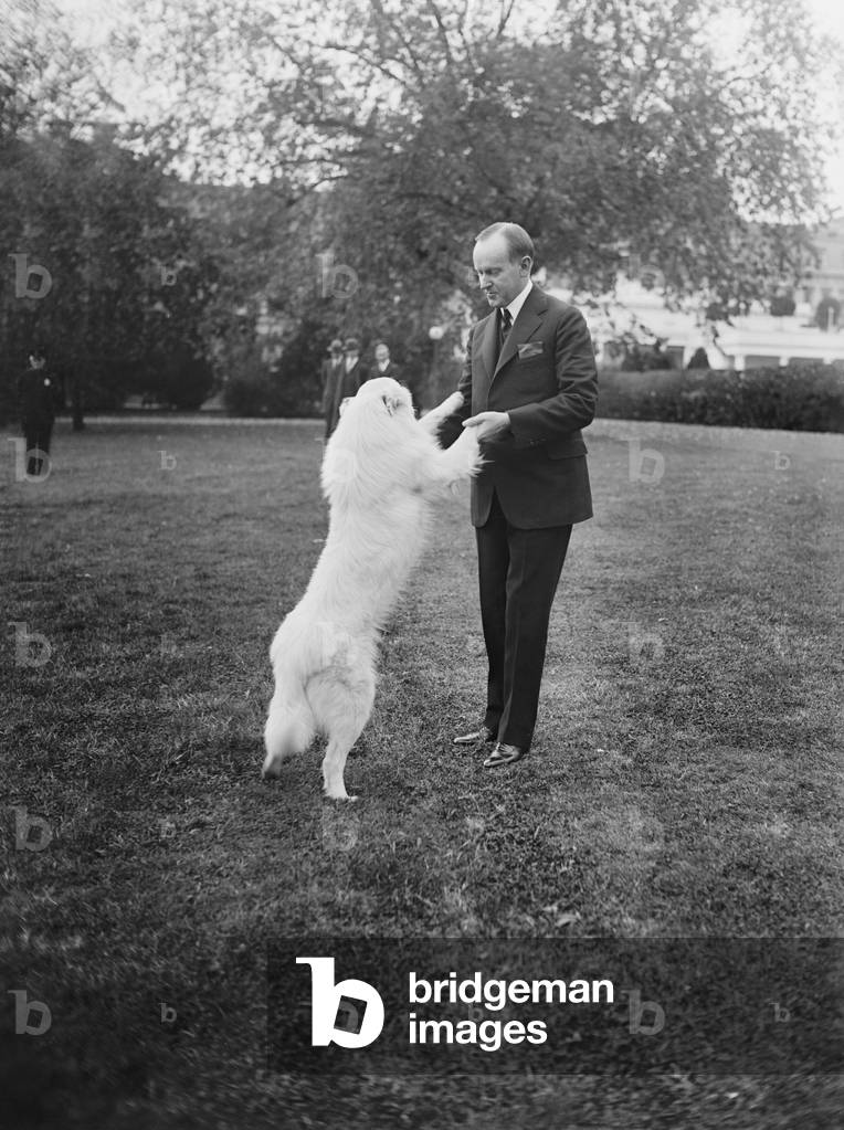 US-Präsident Calvin Coolidge mit seinem Hund, Rob Roy, Weißes Haus, Washington DC, USA, 1924 (s/w Foto)