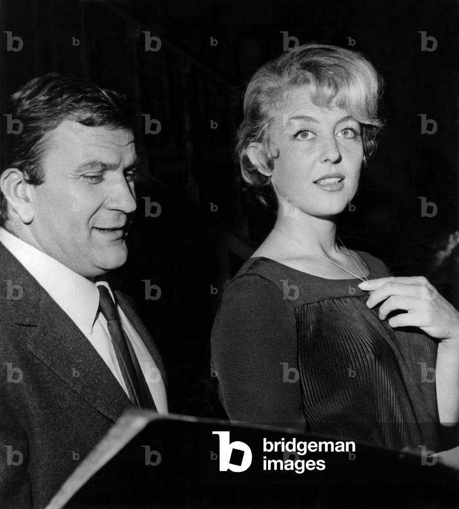 Pierre Mondy Regie von Nicole Courcel im Spiel „Venus De Milo“ in Paris, 24. September 1962 (s/w Foto)