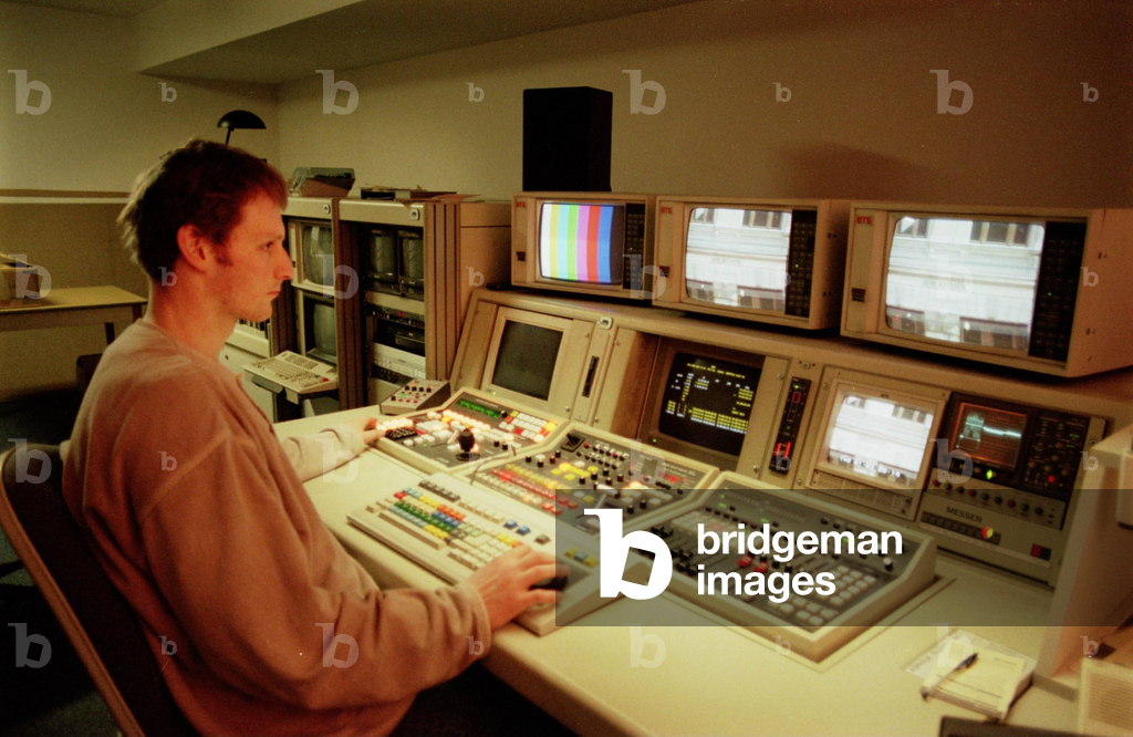Bild von Fotografie "TV-Bildbearbeitung" 1997 von David Ausserhofer
