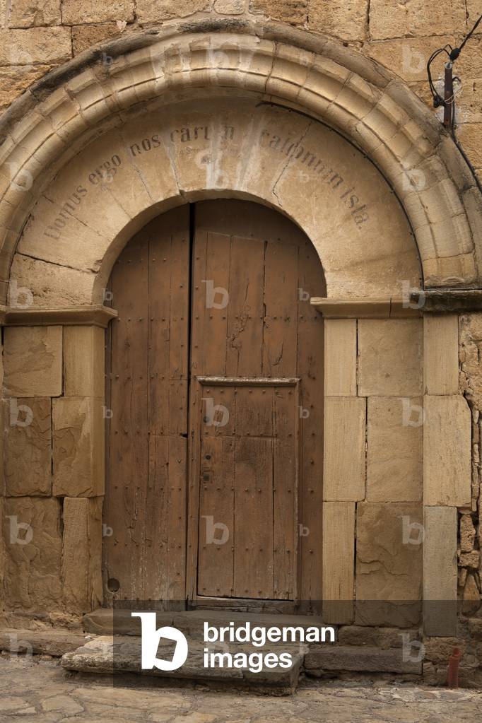 Chiesa parrocchiale església de Sant Miquel de Conques. Esterno. Portale ovest.