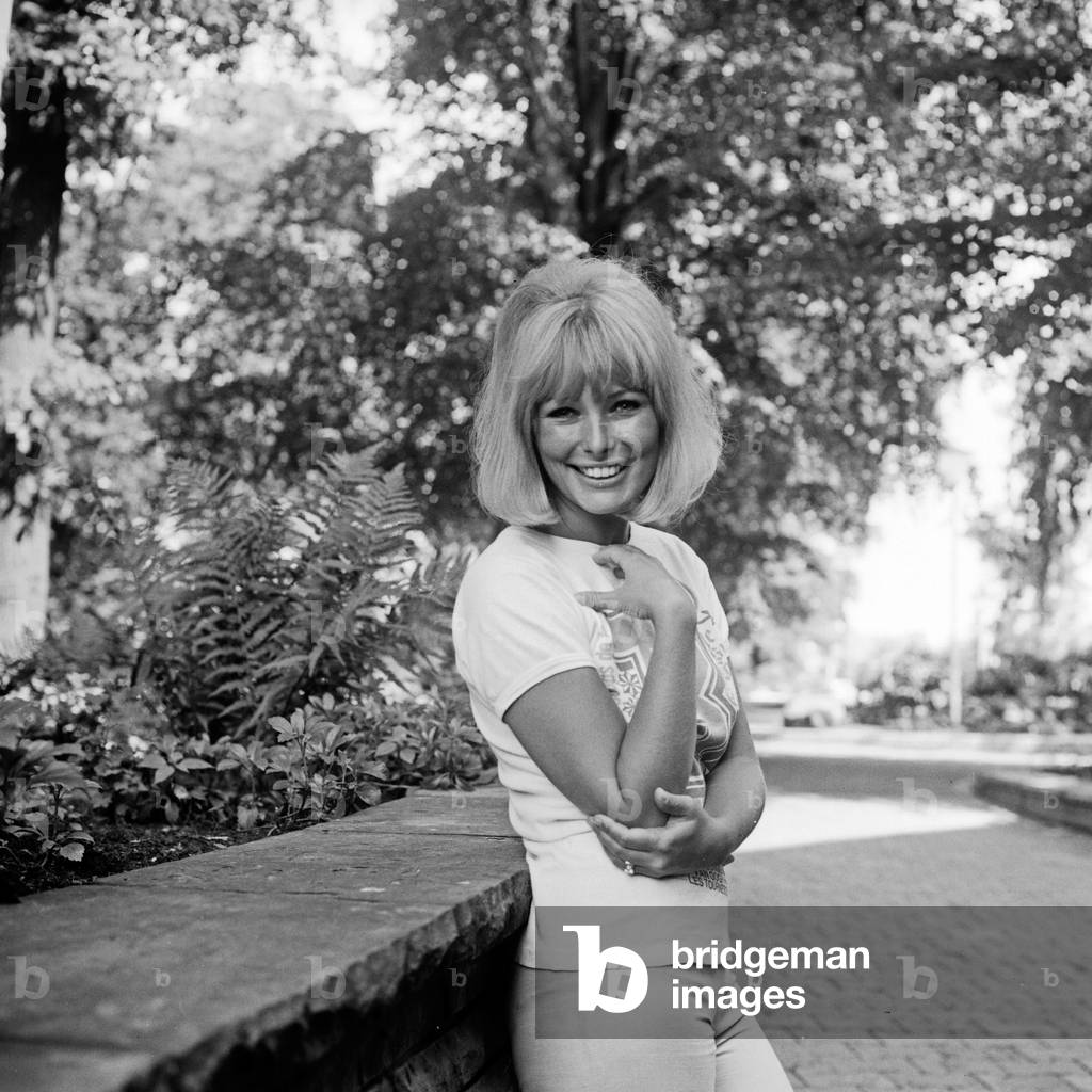 "Cantante e attrice danese Vivi Bach", b/w
