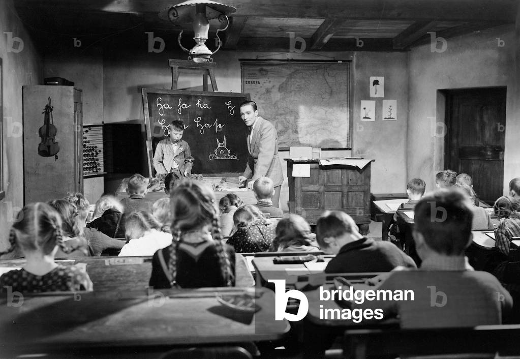 Immagine di Fotografia "Classe di una scuola di villaggio (foto in b/n)" 1930, b/w