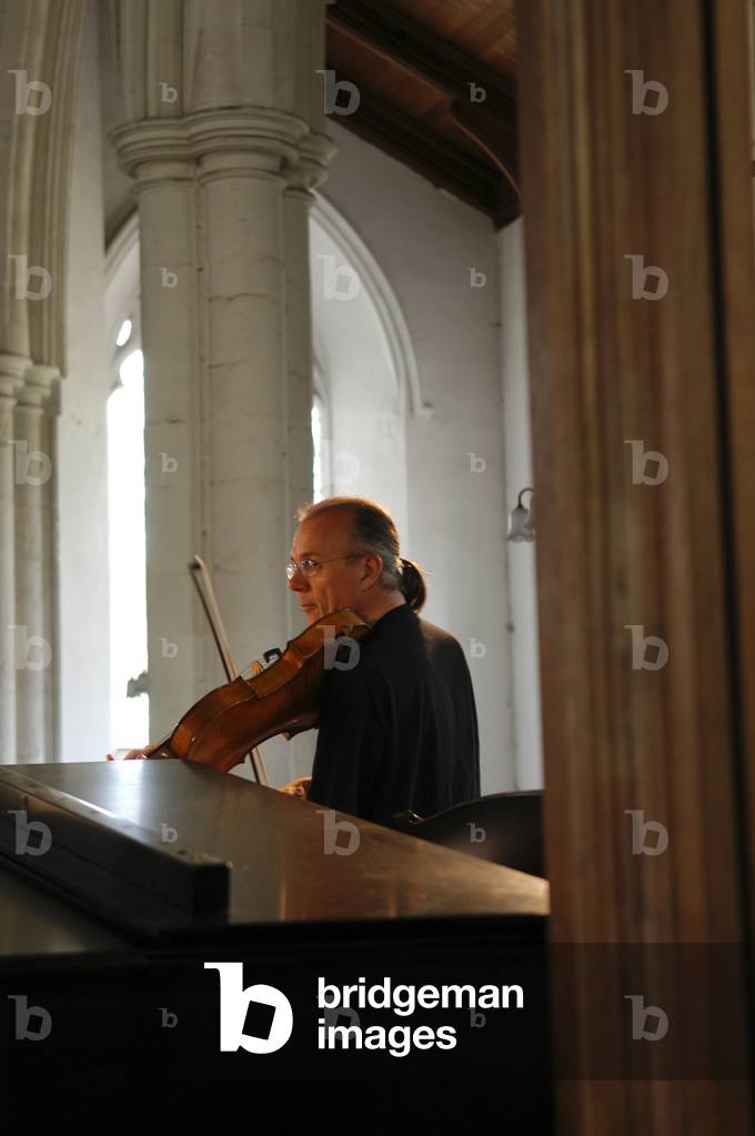 Paul Silverthorne, suonando la viola all'Aldeburgh Festival 2004