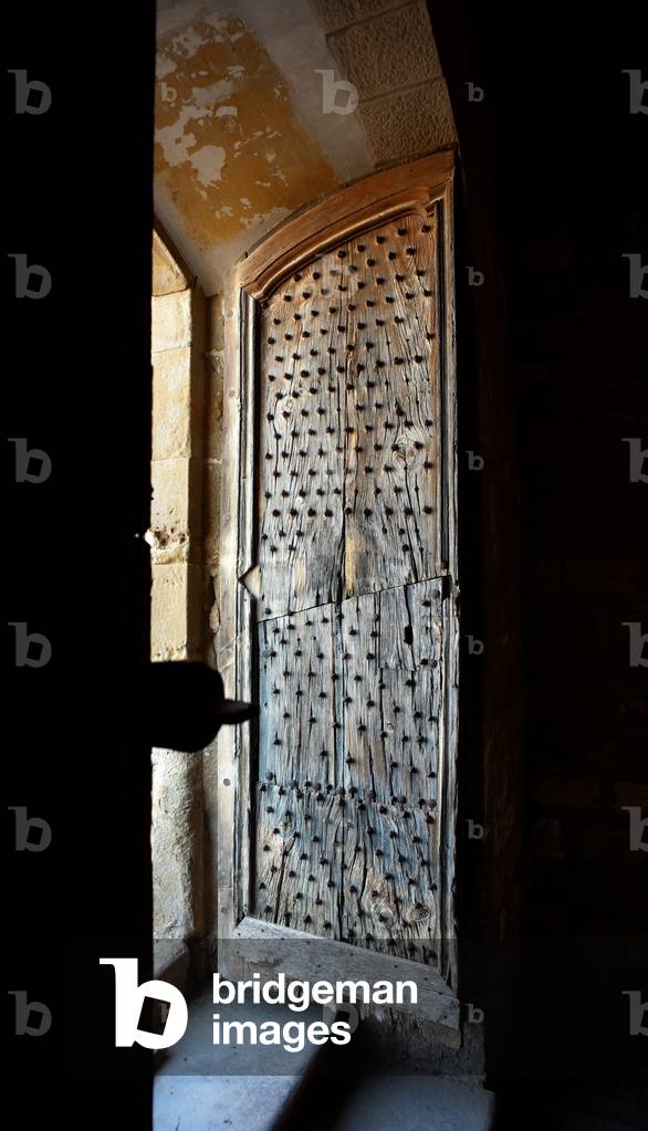 Ribelles. La chiesa. Interni. La porta d'ingresso.