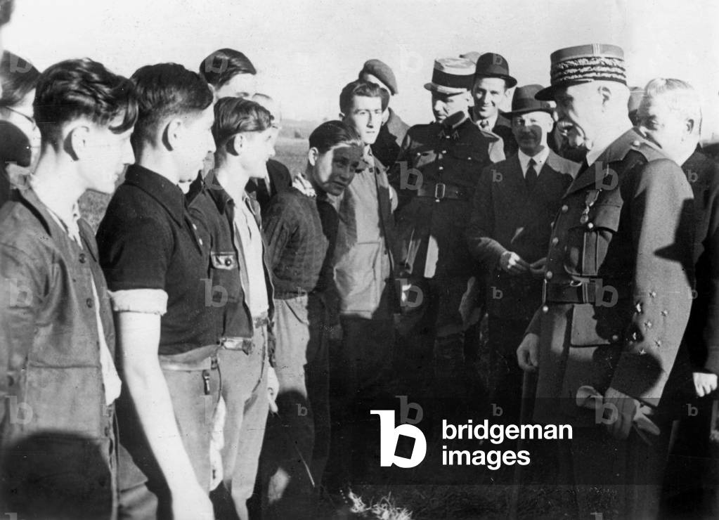Immagine di Fotografia "Henri Philippe Petain visita una scuola agricola" 1940, b/w
