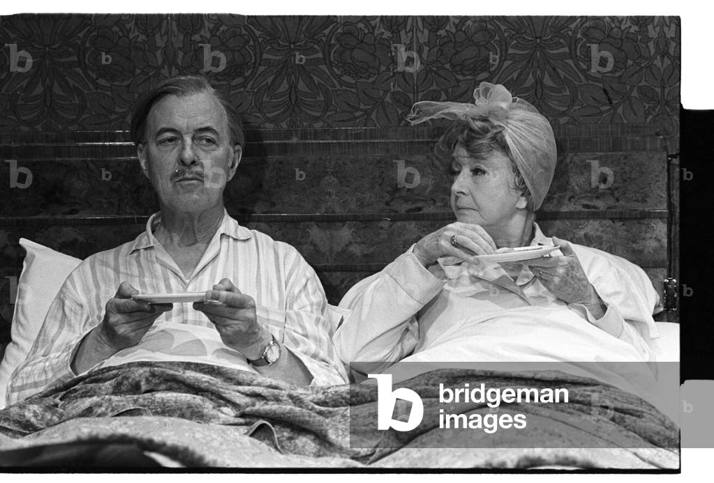 Immagine di Fotografia "La farsa della camera da letto" di John Haynes, b/w