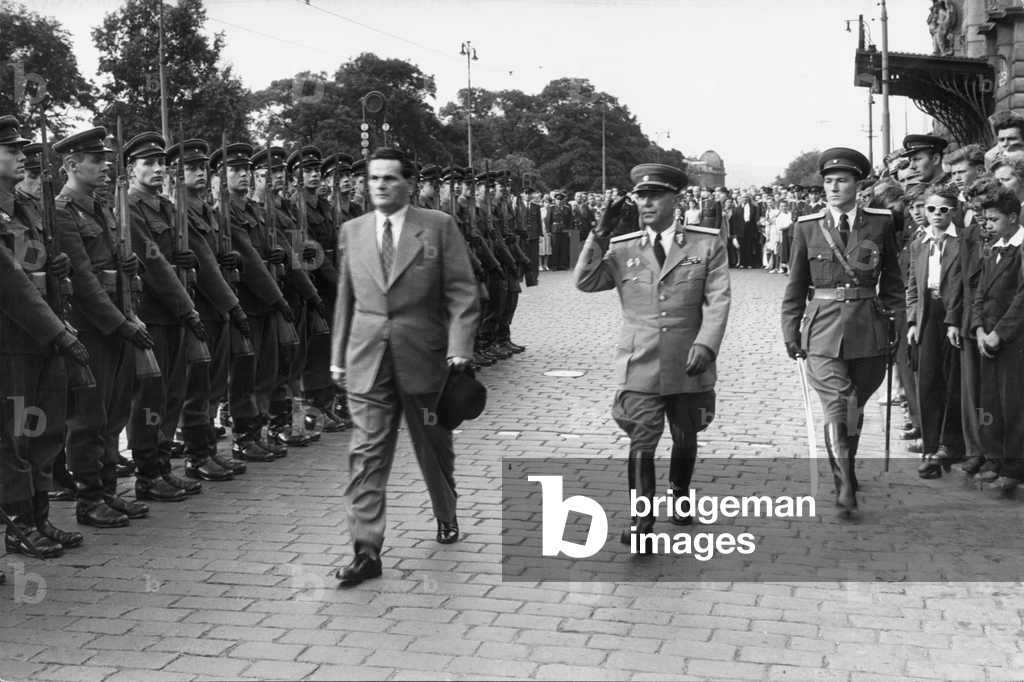 Image de Photographie représentant Le Premier ministre tchécoslovaque Vilem Siroky inspecte les troupes à Prag