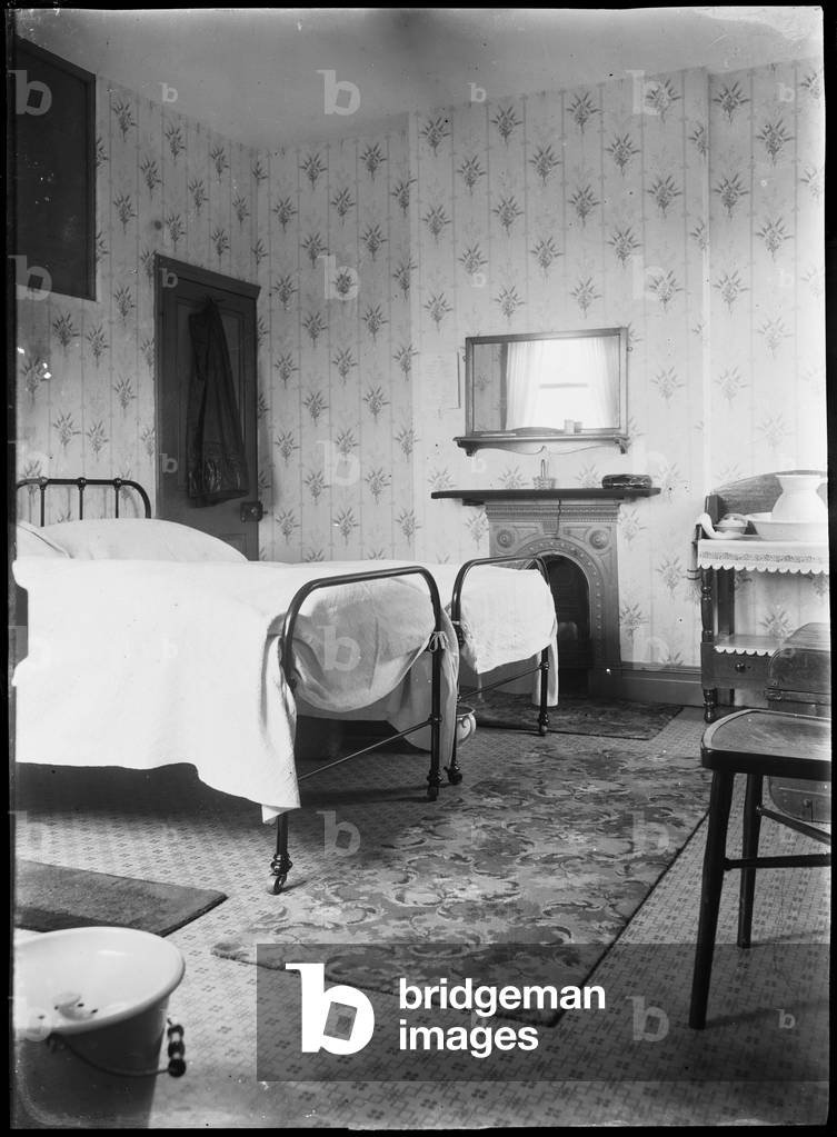 Immagine di Fotografia "Interno di una casa cottage", 1910 di Christopher Pratt, b/w