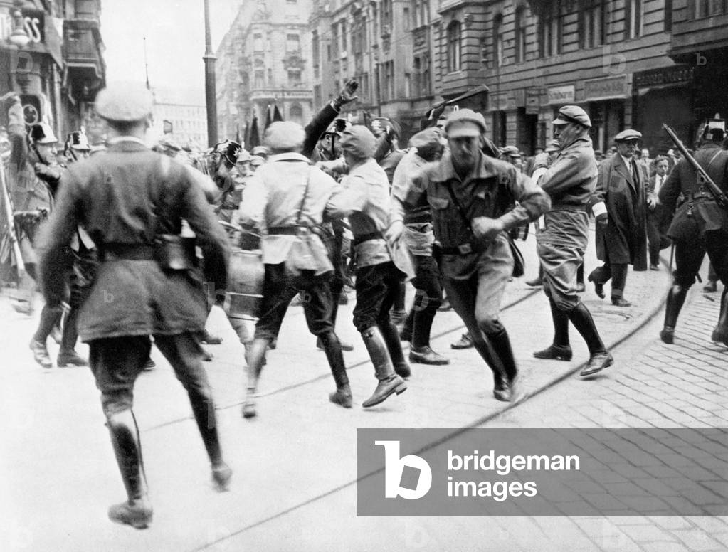 Immagine di Fotografia "Manifestazioni in Germania il 1° maggio 1923: manifestanti comunisti contro le associa
