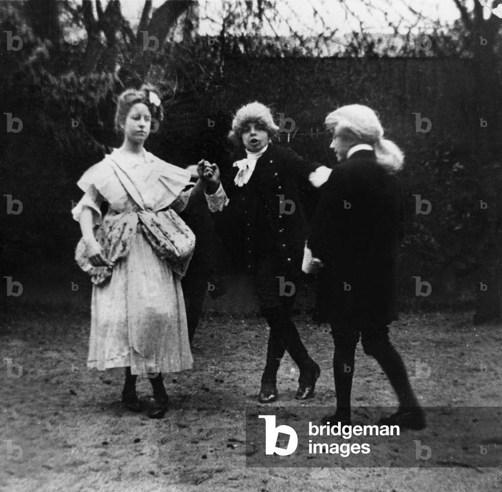 Immagine di Fotografia "Il giovane Antoine de Saint-Exupery (al centro) che gioca con gli amici" 1910, b/w