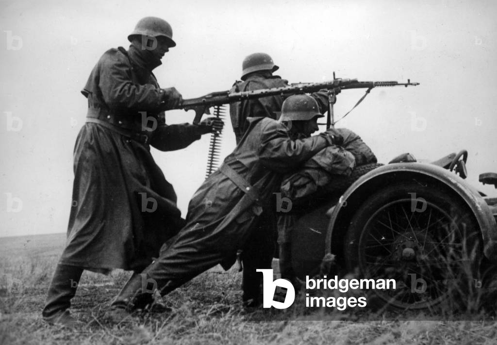 Image of German soldiers on the Eastern Front, 1941 (b/w photo)