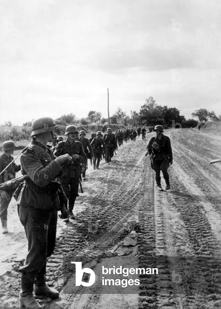 Advance of German soldiers in the encirclement battle of Kiev, 1941 (b/w photo)