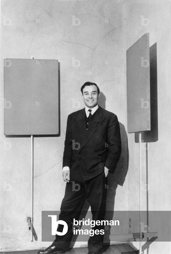 Immagine di Fotografia "Yves Klein per la mostra dei suoi dipinti il 14 gennaio 1957 a Milano" 1957, b/w