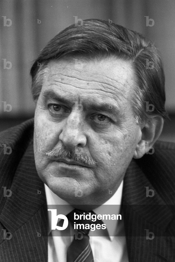 Image of Photography depicting Foreign Minister Roelof Frederik Pik Botha (South Africa) in Bonn... 1990