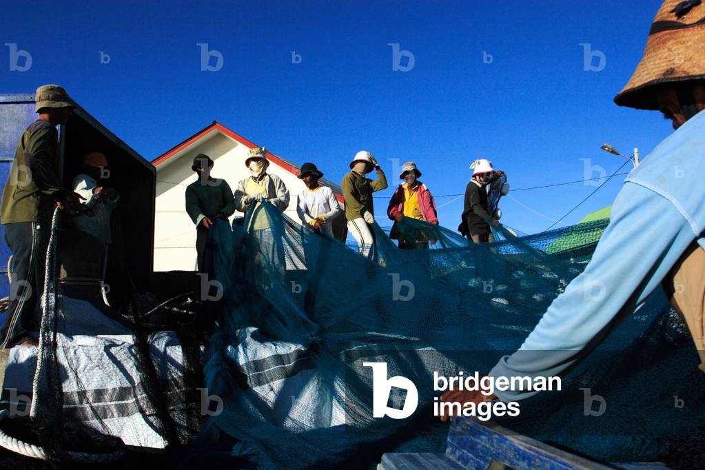 Fischer bereiten ihre Fischernetze vor. Lampulo, Banda Aceh, Indonesien. 12. Juli 2007. (Foto)