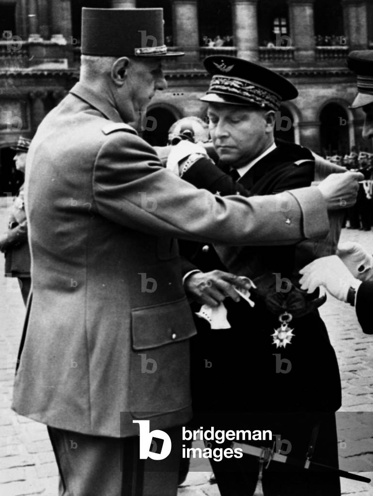 Image de Photographie représentant Le président français Charles De Gaulle donne la « Grande Croix » de la Lég