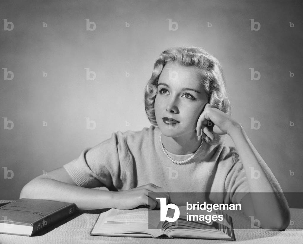 Bild von Fotografie "Teenager-Mädchen sitzt an einem Tisch und denkt nach", b/w
