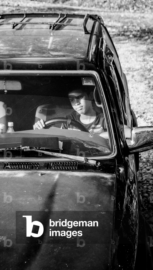 Bild von Fotografie "Junger Junge fährt einen Geländewagen" 2016 von Bernard Bonnefon