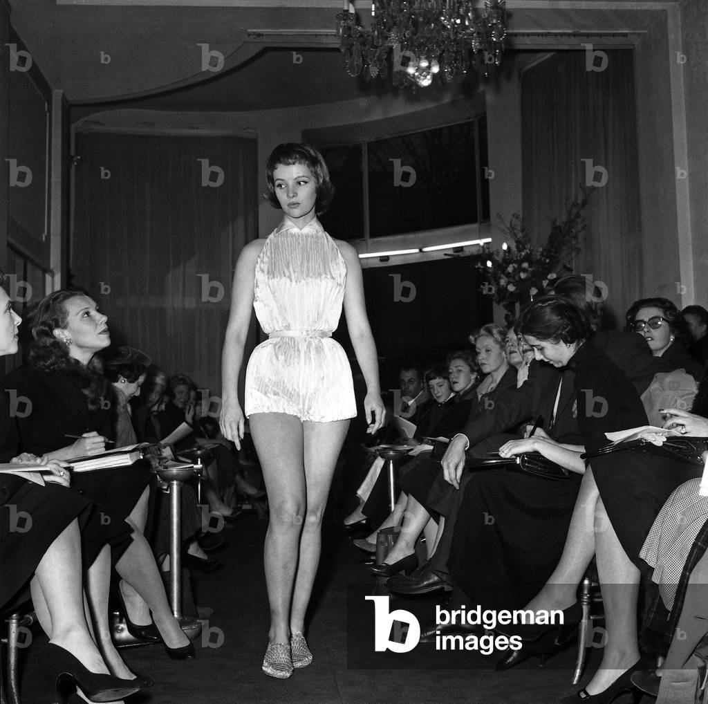 Immagine di Fotografia "Fashion By The «Modelistes De France» Febbraio 1957 (foto b/n)" 1957, b/w