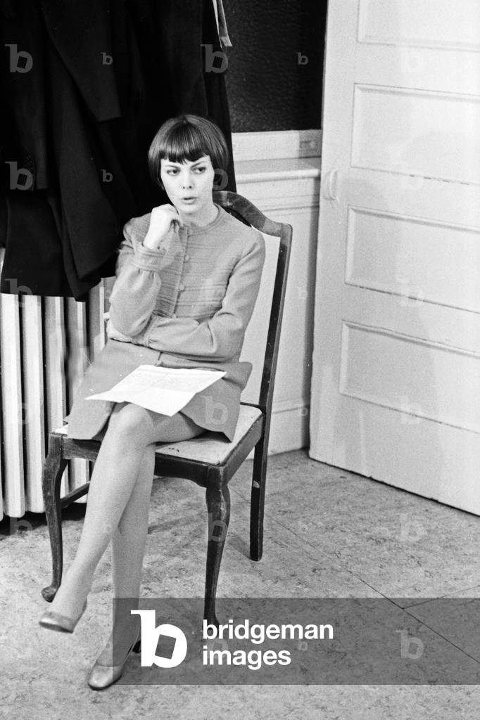 "Mireille Mathieu", b/w