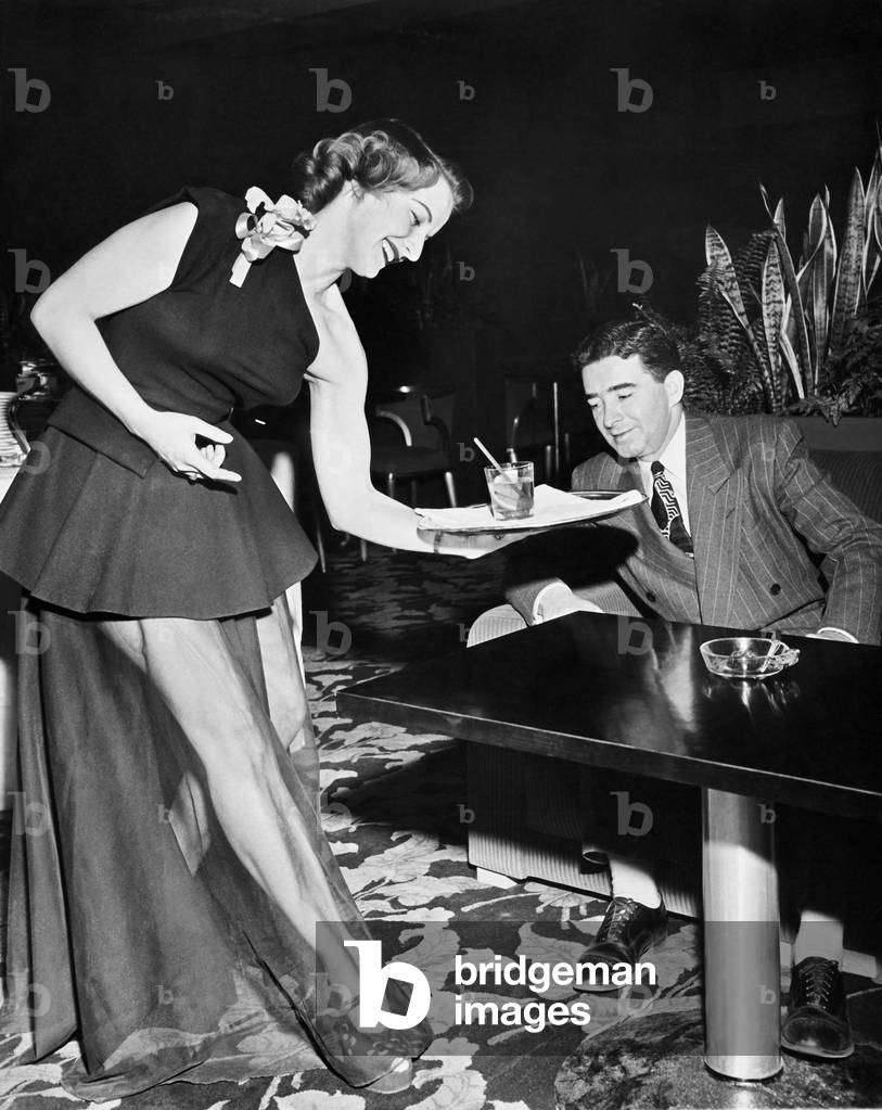 Women Give Service With Charm, Chicago, Illinois, 5 de marzo de 1948 (s/w photo)