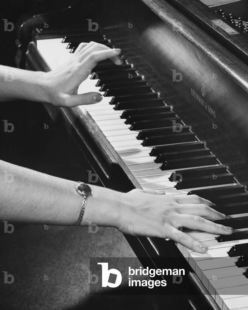 Immagine di Fotografia "Vista dall'alto delle mani di una persona che suona il piano", b/w