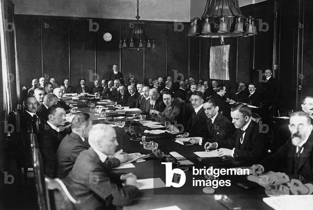 Bild von Fotografie "Treffen im Büro für die Versailles Friedensverhandlungen in Berlin" 1919, b/w