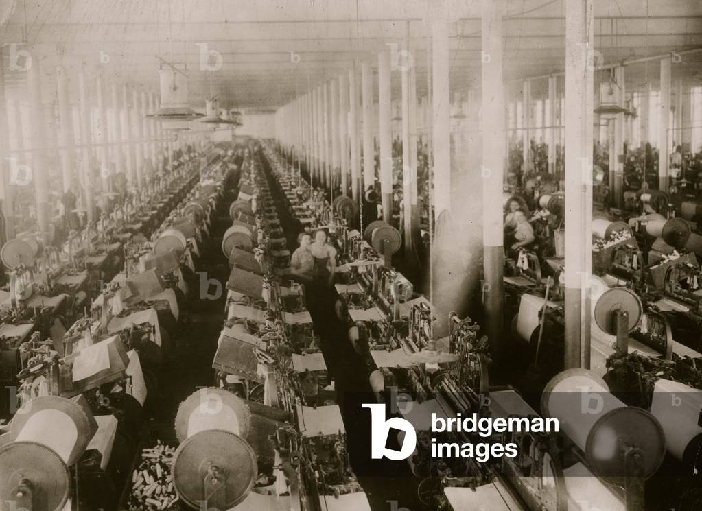 Vista generale della sala tessitura, Cornell Mill. Subito dopo che la foto è stata scattata, i telai sono part