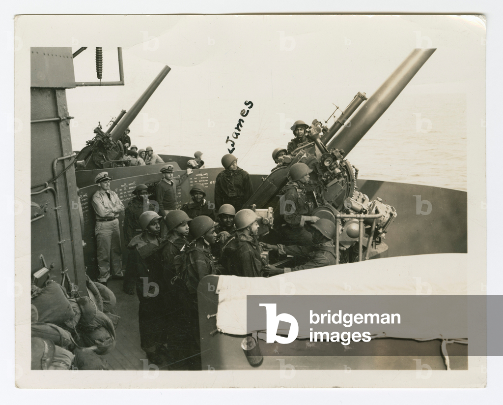 Bild von Fotografie "James Lane beim Abfeuern einer Kanone auf dem Deck der USS Indianapolis" 1942