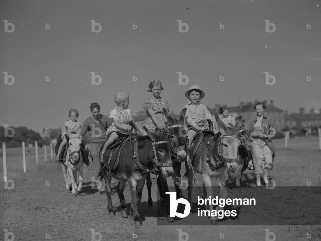 Bild von Fotografie "Ein Blick auf Kinder mit Esel Fahrten bei Silloth" 1930 von Joseph Hardman, b/w