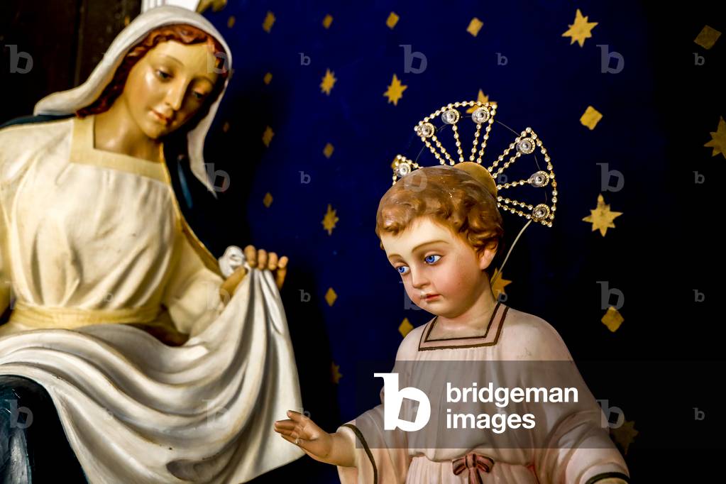 "Statue della Sacra Famiglia in una chiesa cattolica"