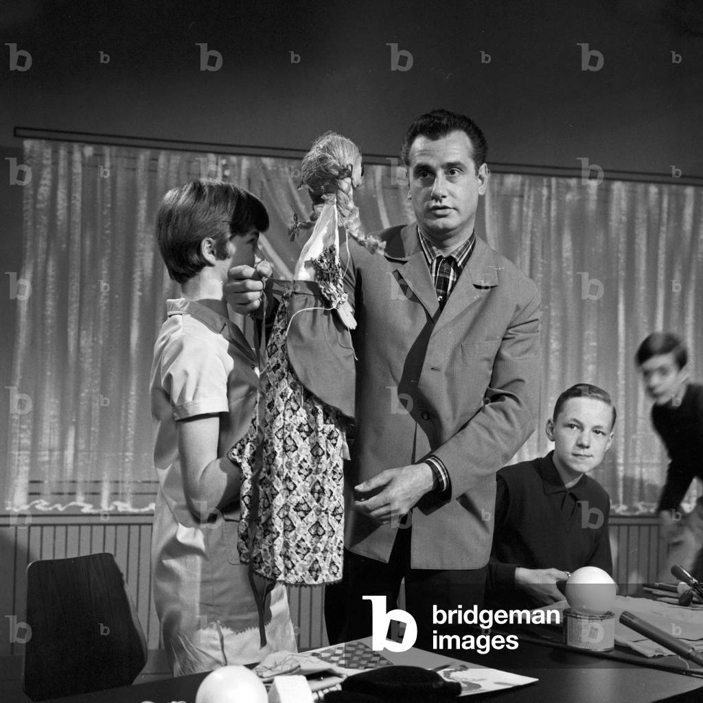 "Presentatore televisivo Eduard Reis che fa artigianato e produce merionette e marionette", b/w