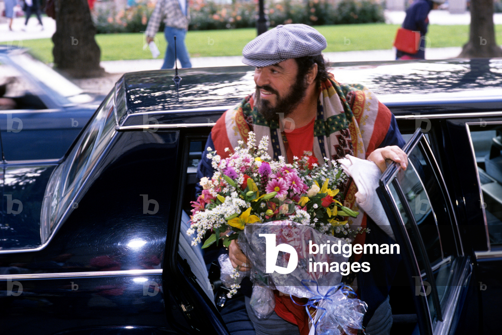 Image de Photographie représentant Oslo 19880824 Le chanteur d'opéra Luciano Pavarotti arrive au Grand Hotel..