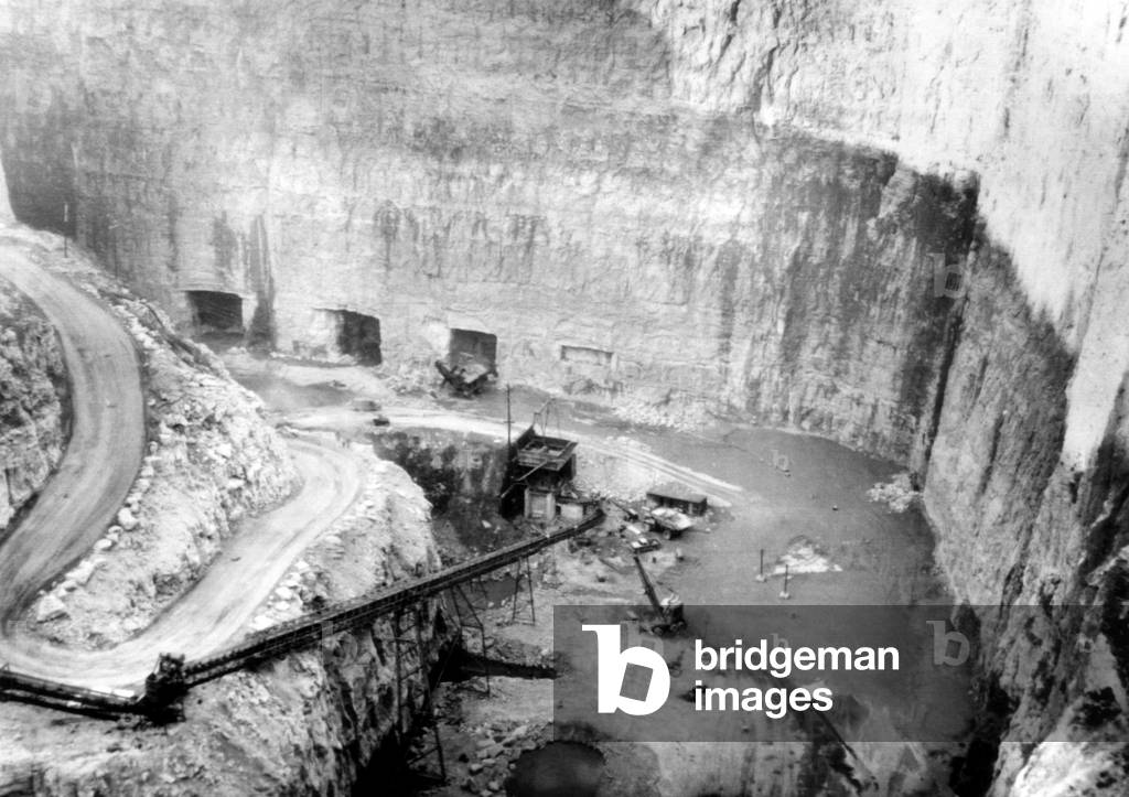 Image of Construction of the world's largest atomic bomb shelter