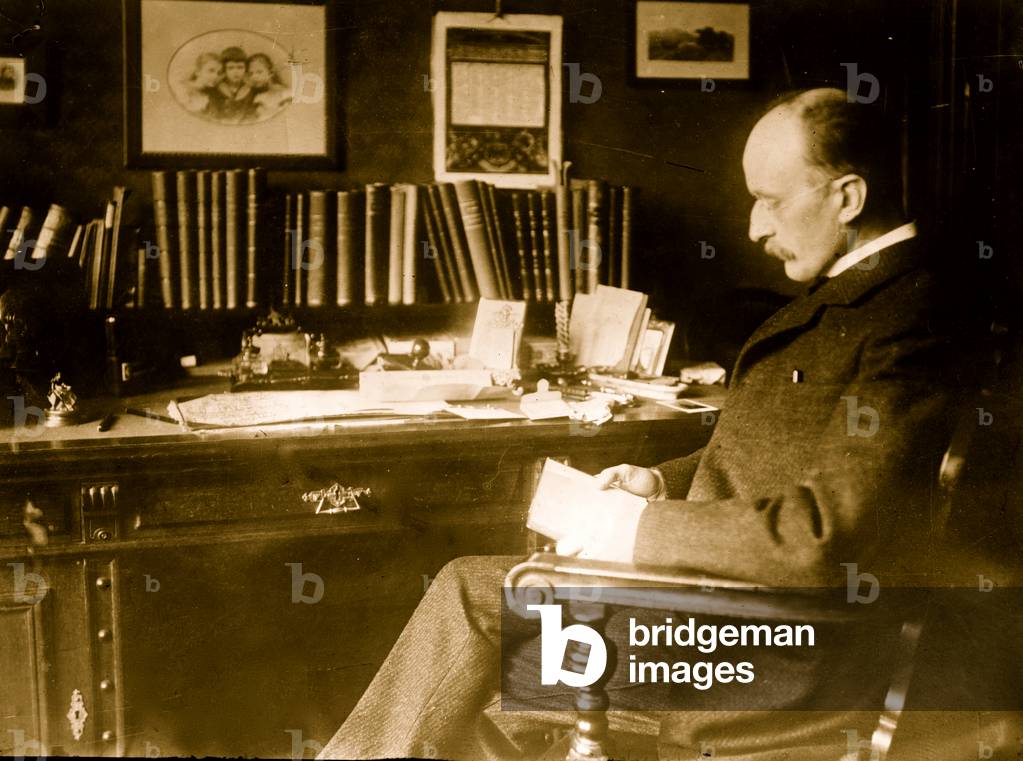 Dr. Max Planck (d.h. Planck) an seinem Schreibtisch, 1930er Jahre (Foto)