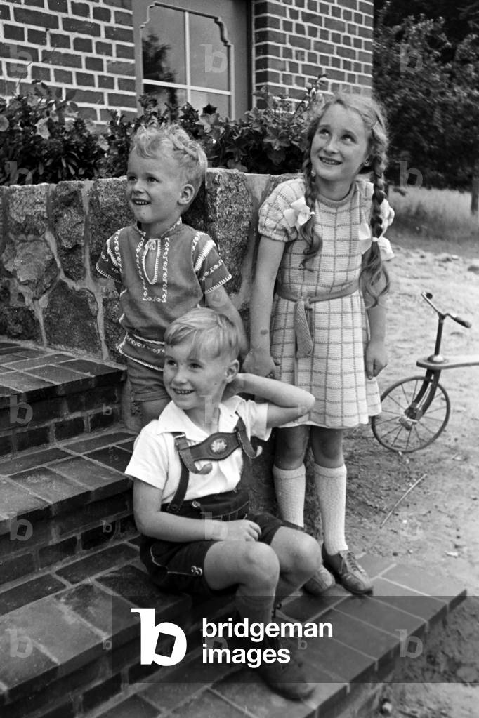 "Tre bambini da una piccola scalinata" 1939
