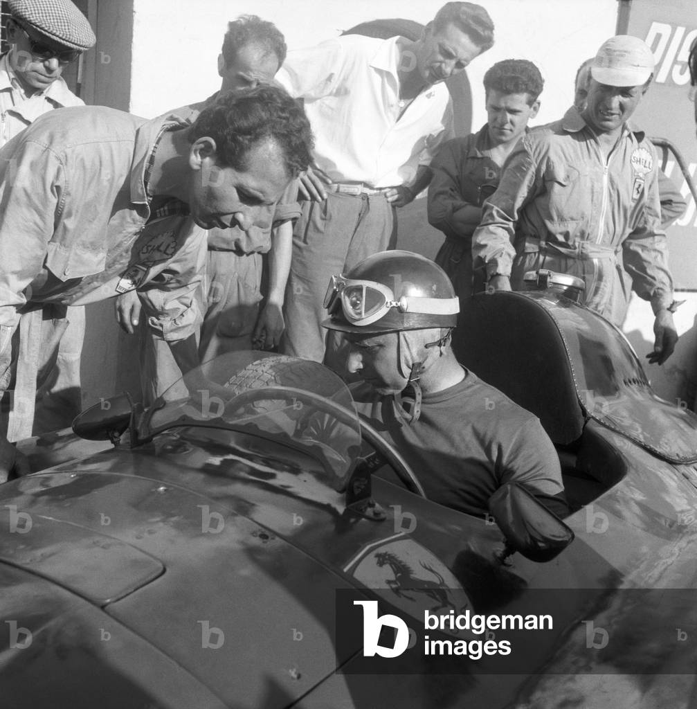 Image of Argentinian car driver Juan Manuel Fangio running the Italian
